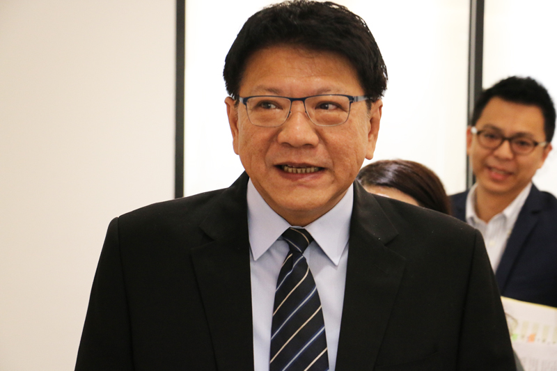 屏東縣長潘孟安認為,屏東縣的交通建設從十大建設時期就一直被「忽略」,連現在花東都有鐵路電氣化了,屏東都還沒有。(photo by 鄭羿菲/台灣醒報)