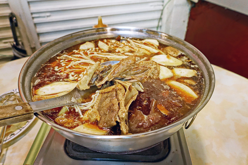 痛風病患冬天來一大鍋熱湯,小心痛風半夜找上門。(photo by wikipedia)