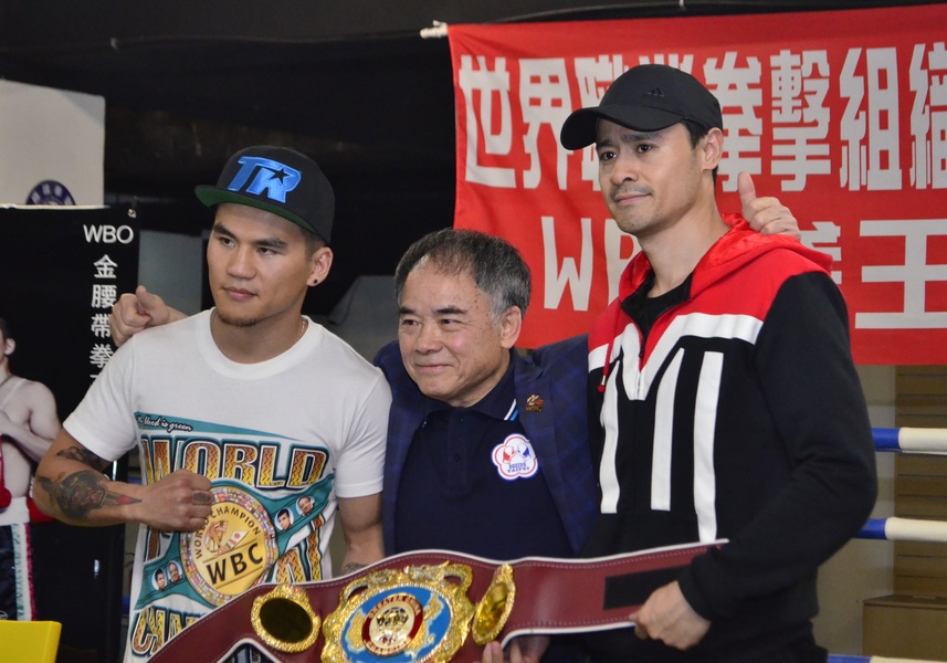 徐雀、郭枝來、田野(由左至右)開心在擂台上合影留念。(photo by郭恩孝/台灣醒報)