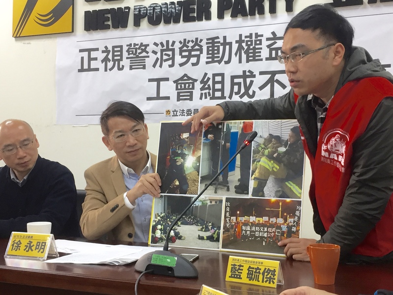 時代力量立委徐永明(左)、消防員工作權益促進會理事藍毓傑(右)19日用照片佐證,指出消防員長時間處於高體能消耗,生病時也是打點滴在拖著病累的身體出勤。(photo by 莊舒羽 /台灣醒報)