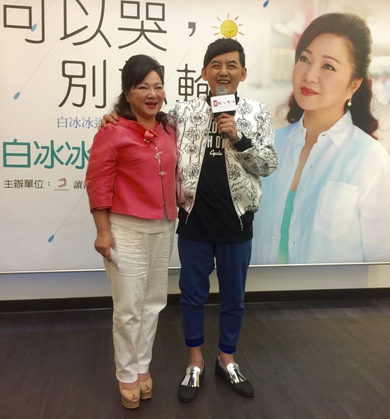 黃子佼(右)21日在記者會上笑說,在演藝圈中,只有站在白冰冰(左)旁才會覺得自己是「小巨人」。(photo by 莊舒羽 / 台灣醒報)