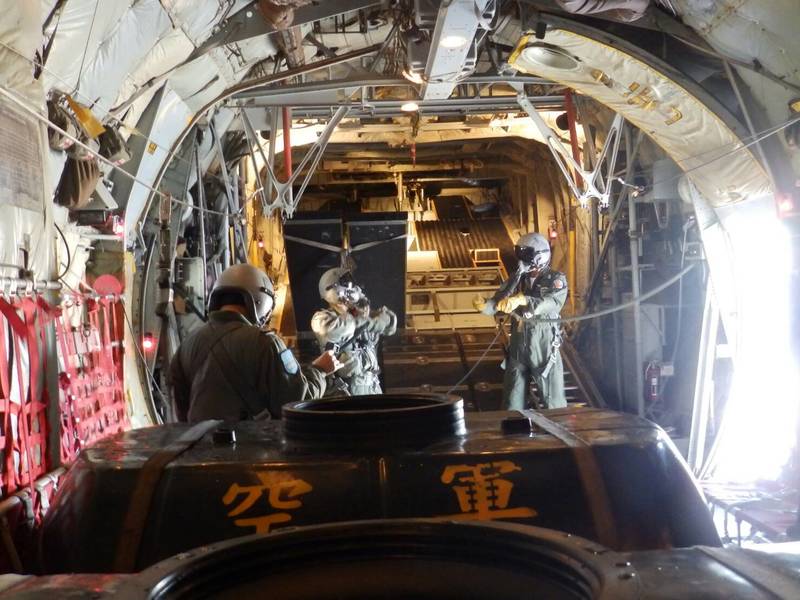 空軍派遣C-130H型運輸機2架,以「暖雲造雨」方式實施人工增雨作業。(photo by 國防部)