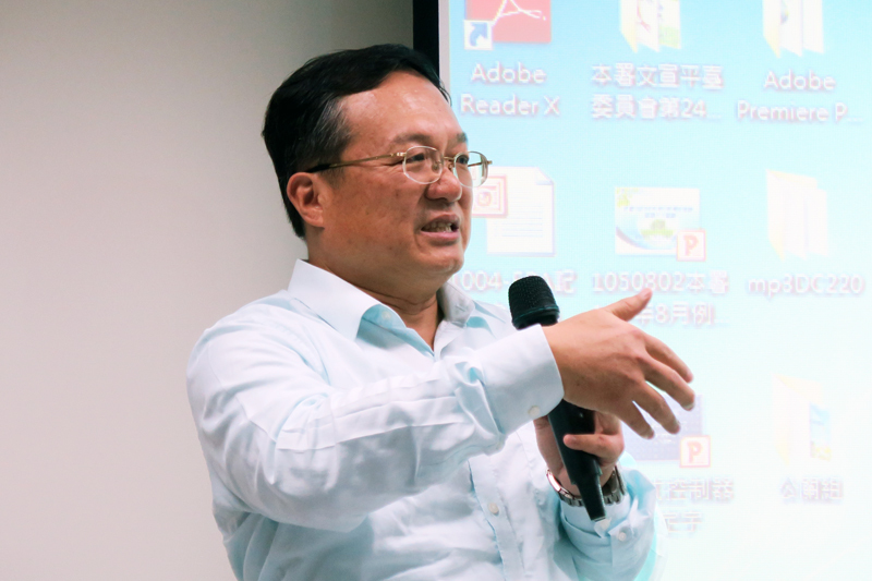環保署12日嚴斥,不排除針對此次排放重油的船舶打跨國官司。圖為協同助理發現綠島沿岸生物已受到重油污染的中研院研究員鄭明修。(photo by 林亭妤/台灣醒報)