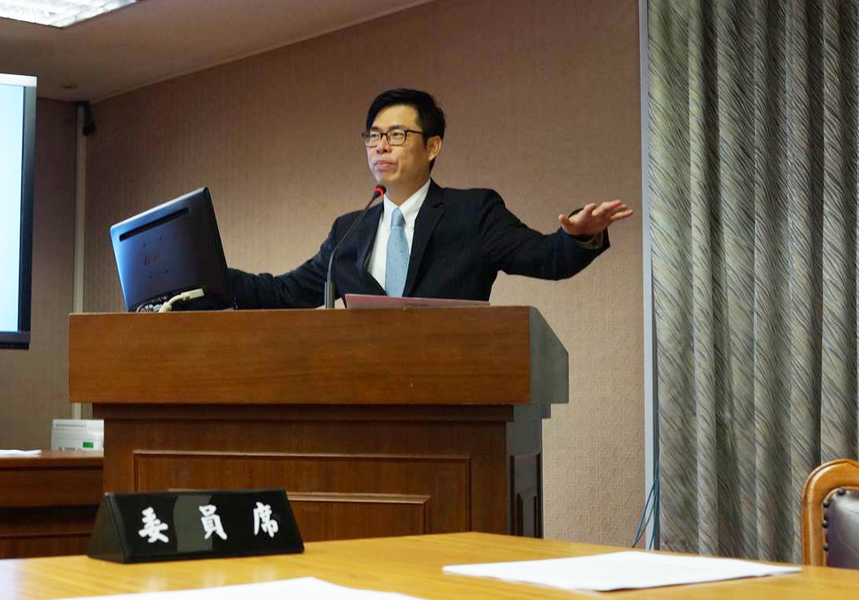民進黨立委陳其邁指出,內政部多年來不查政黨金流,完全是政治怠惰,恐易成為外國影響台灣民主的漏洞。(photo by 陳其邁臉書)