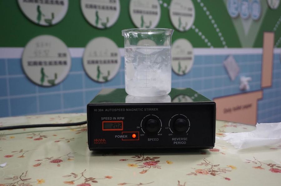 環保署14日現場實測市售衛生紙遇水可溶解。(photo by環保署提供)