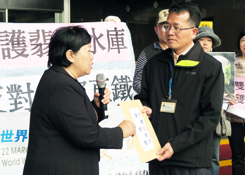 台北市翡翠水庫管理局副局長李延財19日接受環團陳情書。(photo by 林亭妤/台灣醒報)