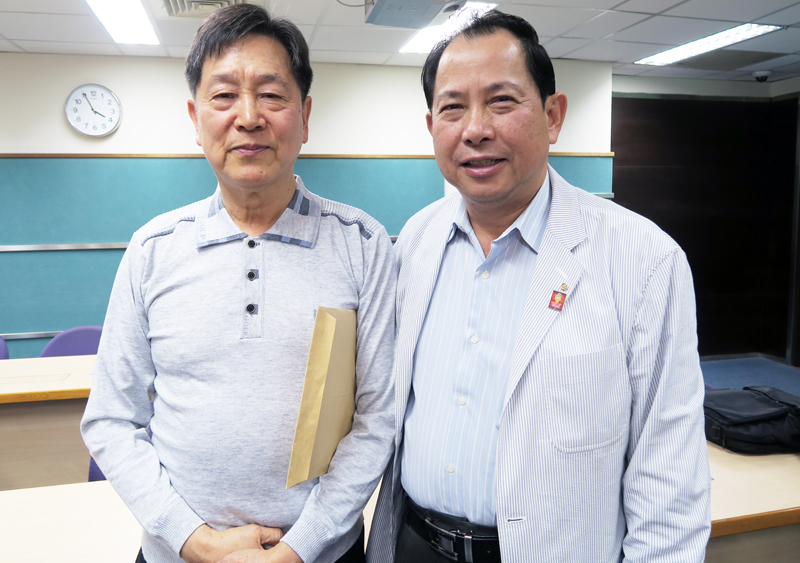 業者與工會代表。左為肥皂清潔劑公會祕書長王殷伯,右為兆龍家品公司總經理黃錫明。(photo by 林亭妤/台灣醒報)