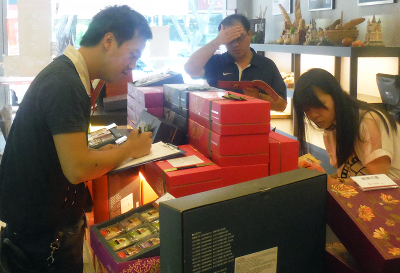 衛生局人員進行高風險產品抽驗。(台北市衛生局提供)