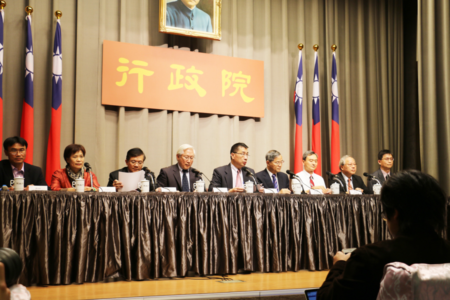 行政院內閣首長一字排開,公佈「前瞻基礎建設計畫」中的綠能及水資源計畫,政府將投入近2750億元投資。(photo by 鄭羿菲/台灣醒報)