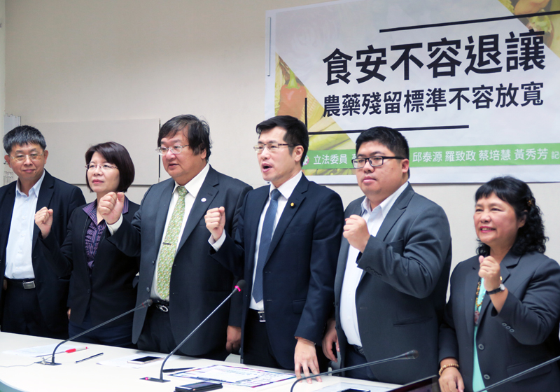民進黨23日出動8名立委,反對食藥署此次修正的「農藥殘留容許量標準」。左至右為吳焜裕、黃秀芳、邱泰源、羅致政、蔡易餘、陳曼麗。(photo by 林亭妤/台灣醒報)