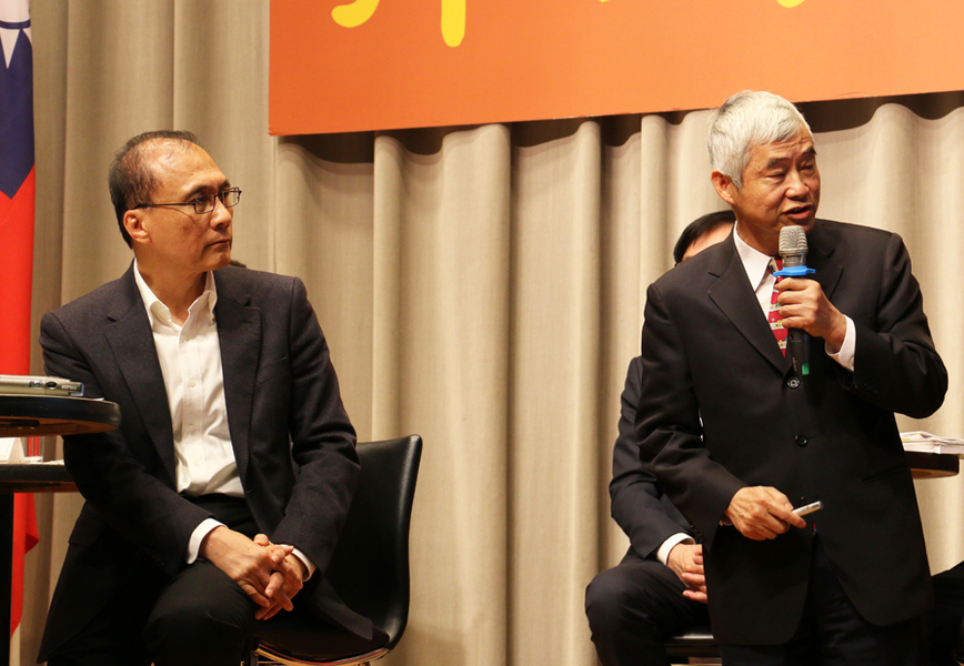 交通部長賀陳旦(右)指出,未來台鐵在西半部台灣將要成為「通勤網」,在東半部則會加強觀光機能。(photo by 鄭羿菲/台灣醒報)