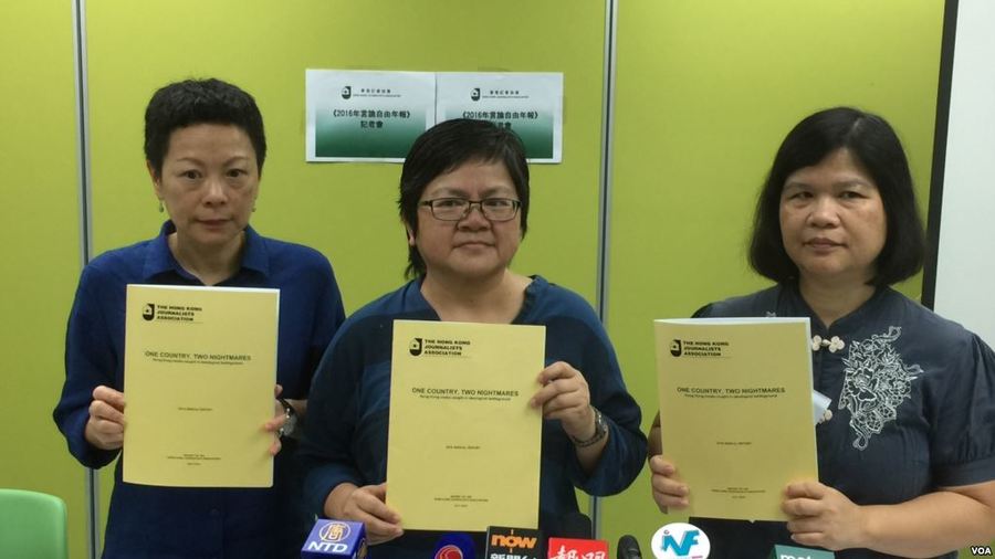 港府繼續被拒絕進場採訪特首選舉,香港記者協會主席岑倚蘭(中)直言對當局決定感到「極度憤怒」。(photo by 網上圖片)