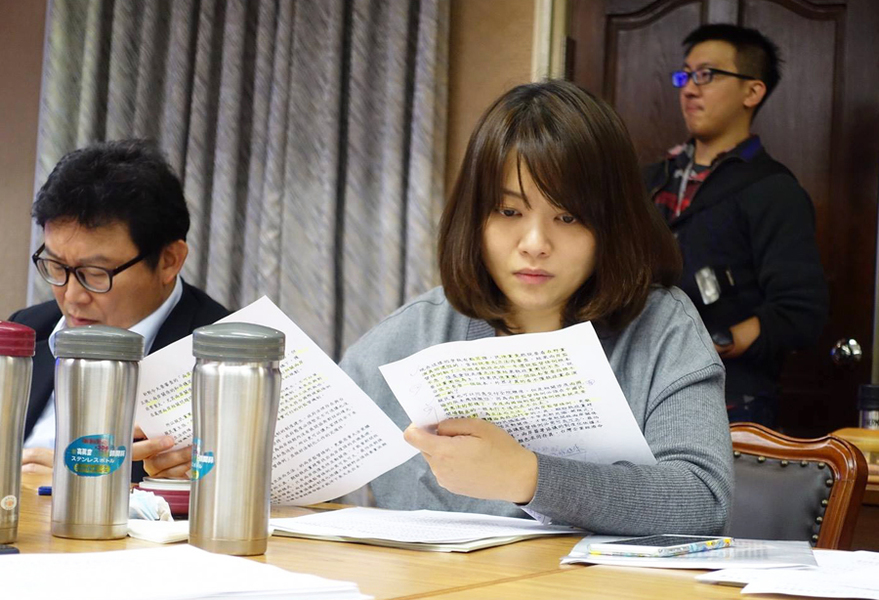 親民黨立委陳怡潔連續質疑內政部長葉俊榮,產業替代役男的保障在哪,不要讓他們成為產業替補缺口的人力。(photo by 陳怡潔臉書)