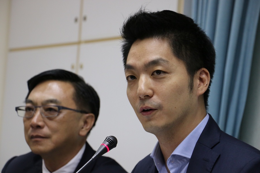 國民黨立委蔣萬安指出,除了用在茶葉的農藥氟派瑞被放寬外,還有高達40項的農藥殘留量被放寬或解禁。(photo by 鄭羿菲/台灣醒報)