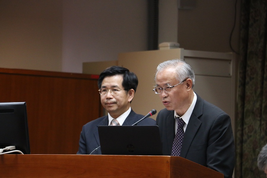 法務部次長張文科(左)指出,未來會成立跨部會檢驗查緝新興毒品的專責機構,在月底前會將法案提報行政院。(photo by 鄭羿菲/台灣醒報)