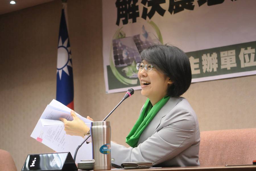 一例一休上路後爭議不斷,綠委林岱樺提議建議仿效德國的「大水庫理論」。(photo by 林岱樺服務團隊)