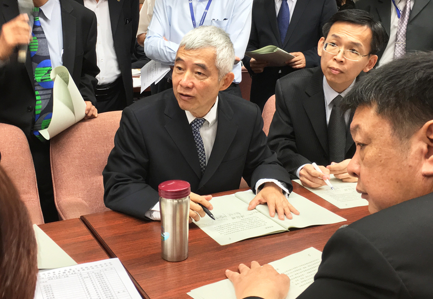 交通部長賀陳旦承諾,年底前的台鐵票價調漲,將研議通勤民眾的負擔不會加大。(photo by 鄭羿菲/台灣醒報)