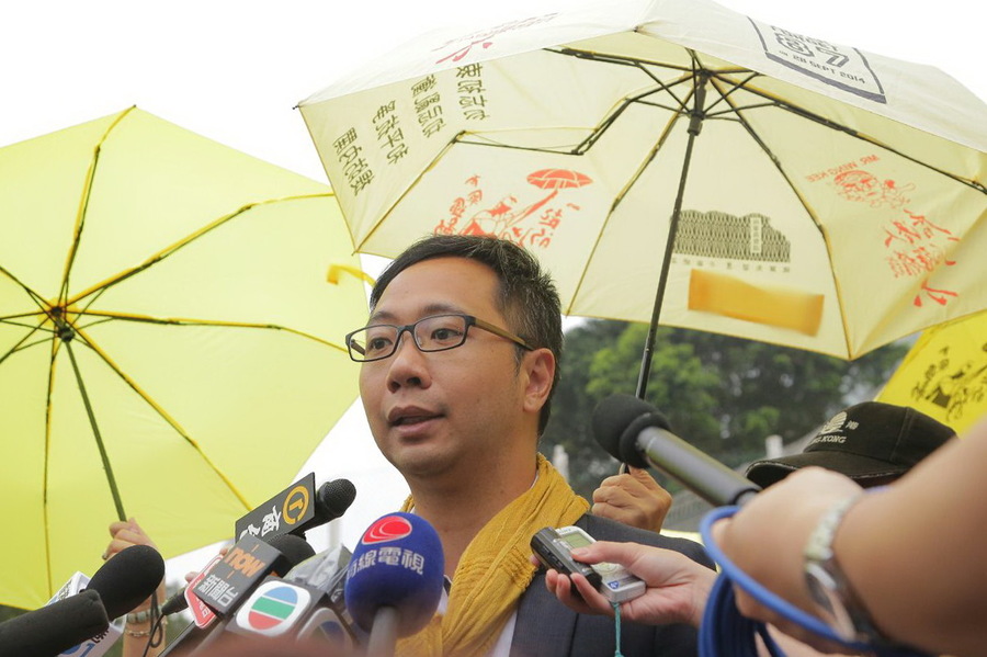 佔領運動期間,傳媒拍攝到曾健超被七名警察抬到暗角以私刑毆打,他事後同被控告襲警及拒捕罪成,刑滿出獄精神尚好,並稱牢獄生活平靜安穩。(photo by AL Chan)