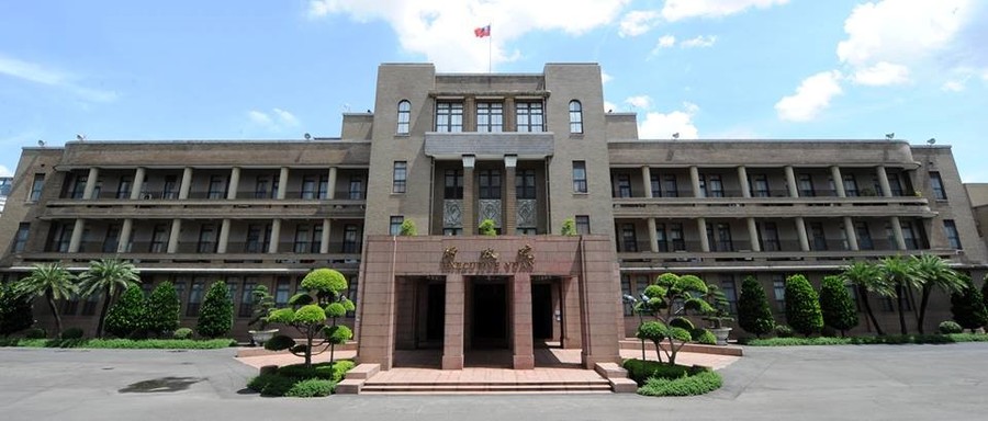 行政院擬放寬外國專業人才稅金優惠等利多,寄望吸引更多專業人才來台,稍挽回人才供給逆差。(photo by 行政院臉書)