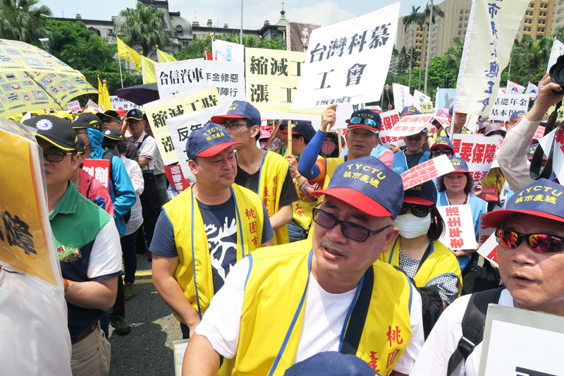 2017五一勞動節大遊行,逾萬人上街頭走向資方總部抗議。(photo by 林亭妤/台灣醒報)