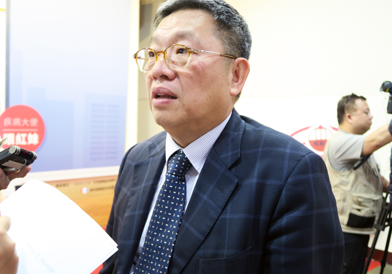 中華民國風濕病醫學會理事長蔡文展指出,僵直性脊椎炎也可能在周邊關節或其他器官產生病變,以虹彩炎最常見。(photo by 林亭妤/台灣醒報)