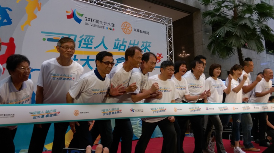 台北市長柯文哲(中)出席「田徑人站出來 世大運拿金牌」記者會,鼓勵台灣選手在世大運創下好成績。(photo by 林琬洳/台灣醒報)
