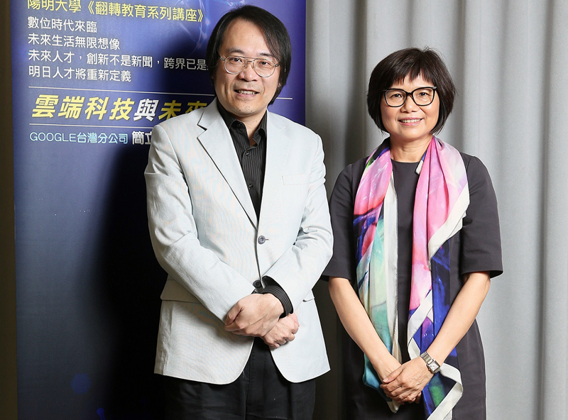 陽明大學副校長高閬仙(右)、Google台灣董事總經理簡立峰(左)。(photo by 主辦單位提供)
