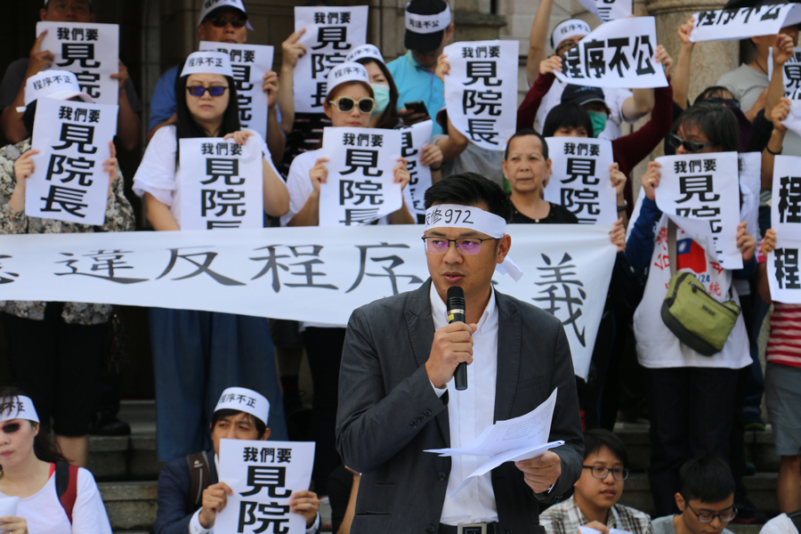 下一代幸福聯盟活動總召游信義認為,大法官不具民意基礎,不應輕率介入同性婚姻的爭議。