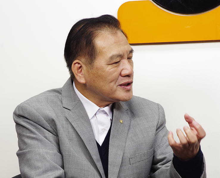 前新竹市長、市府社會科科長許明財(左)接受本報專訪,暢談政府在高齡社會下應扮演的角色 (photo by 本報資料照)