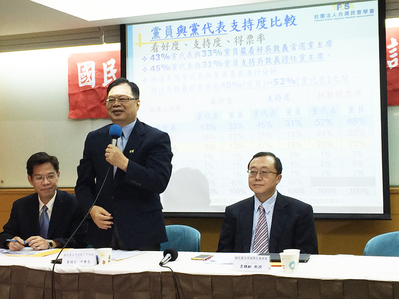 台灣民意學會18日發表民意調查結果,三位與會學者左起空中大學公共行政系教授李允傑、台灣民意學會理事長黃國敏與台中科大資管系教授袁鶴齡。(photo by 林意玲/台灣醒報)