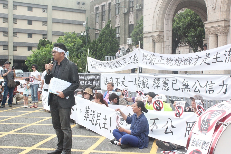 幸福盟團體24在司法院前抗議,反對同性婚姻。(photo by 吳宇涵/台灣醒報)