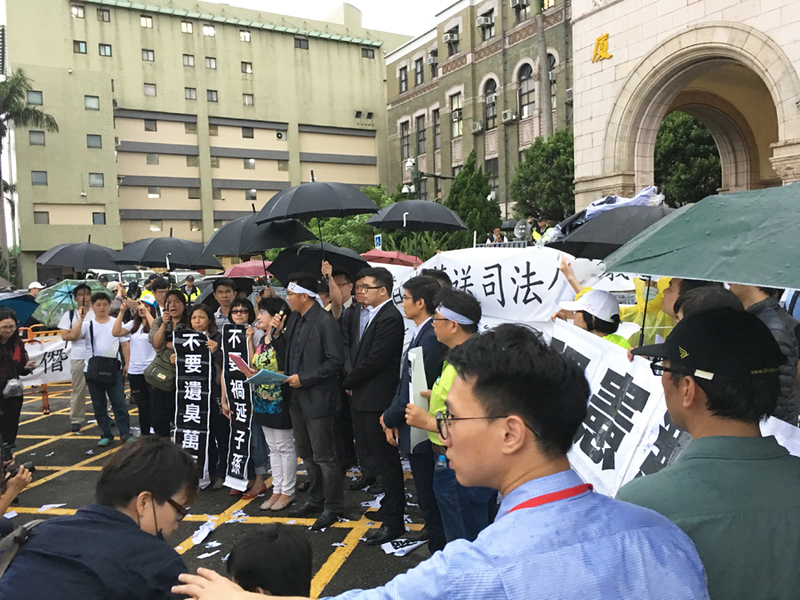 下一代幸福聯盟頂著滂沱大雨,在立法院前抗議大法官釋憲不公,在未來將發動罷免、公投的行動,讓全民決定婚姻價值。(photo by 鄭羿菲/台灣醒報)