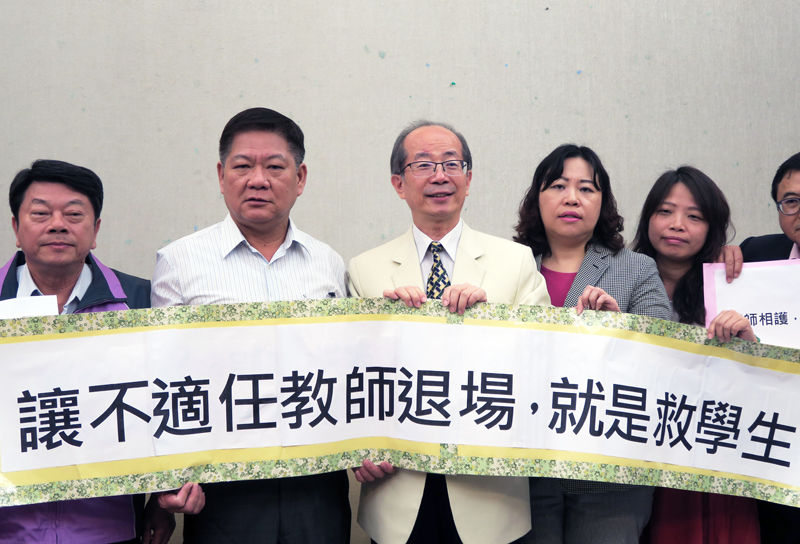 全國校長、全國各家長等10個教育團體,要求教育部盡速修正《教師法》中的教評會組織辦法。(photo by 林亭妤/台灣醒報)