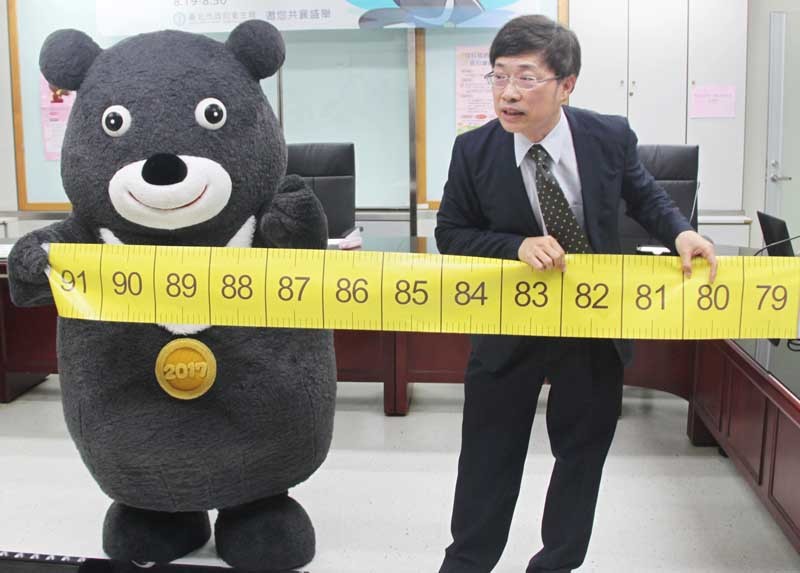 台北市衛生局呼籲,腰圍是代謝症候群的5項檢測指標中,最容易自我檢測的項目,民甕平時要密切注意。(photo by 台北市衛生局提供)