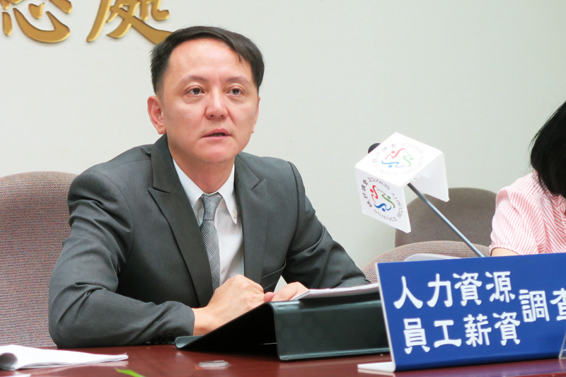 行政院主計總處國勢普查處副處長潘寧馨表示,受勞基新制影響,1~4月平均加班費大增9.01%。(photo by 林亭妤/台灣醒報)