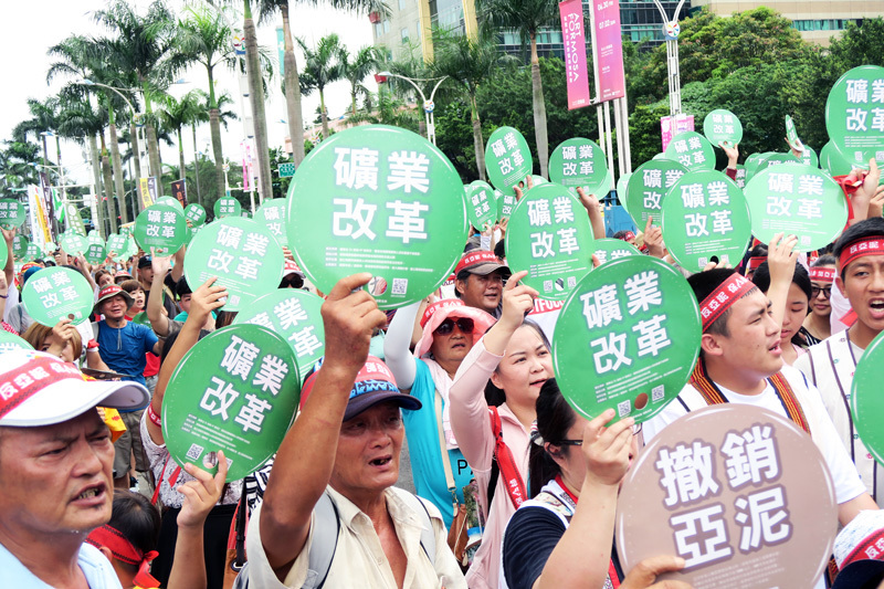 「看見亞泥 搶救太魯閣」大遊行25日從行政院遊行到凱道。(photo by 林亭妤/台灣醒報)