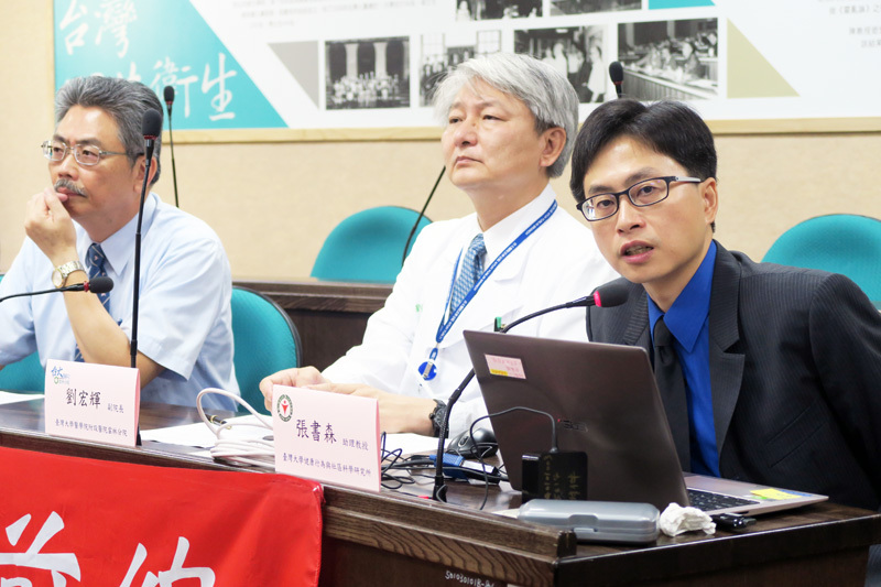 台大公衛學院健康行為與社區科學研究所助理教授張書森(右1)發表「禁用劇毒農藥可降死亡率」跨國研究。(photo by 林亭妤/台灣醒報)
