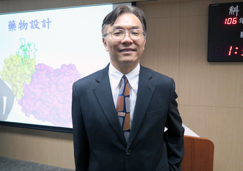 成大生化暨分生所教授莊偉哲團隊深入基礎研究蛇毒出血毒20年以上,開發出3項蛇毒藥品。(photo by 林亭妤/台灣醒報)