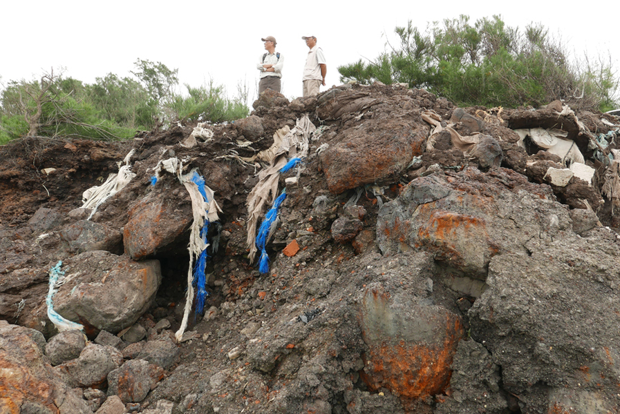 遭棄置暴露的重金屬、戴奧辛污染毒土,綿延超過長2公里、高4公尺的範圍,民進黨立委林淑芬更指出,往南1公里就是烏魚子養殖場。(photo by 黃煥彰提供)
