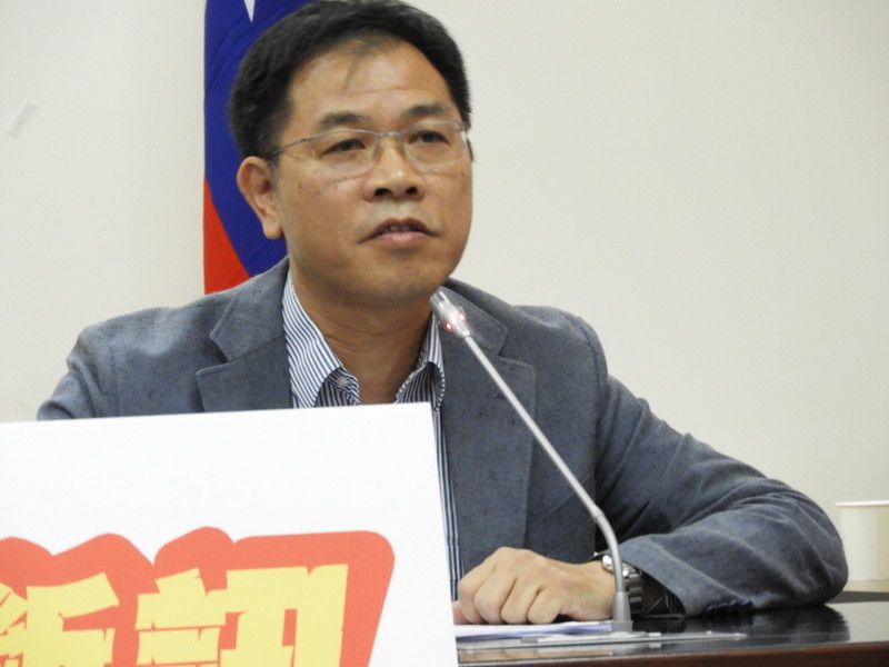 中華電信副總經理張義豐回應,中華電信只是扮演提供頻道業者的平台。(photo by蔡旻豪/台灣醒報)