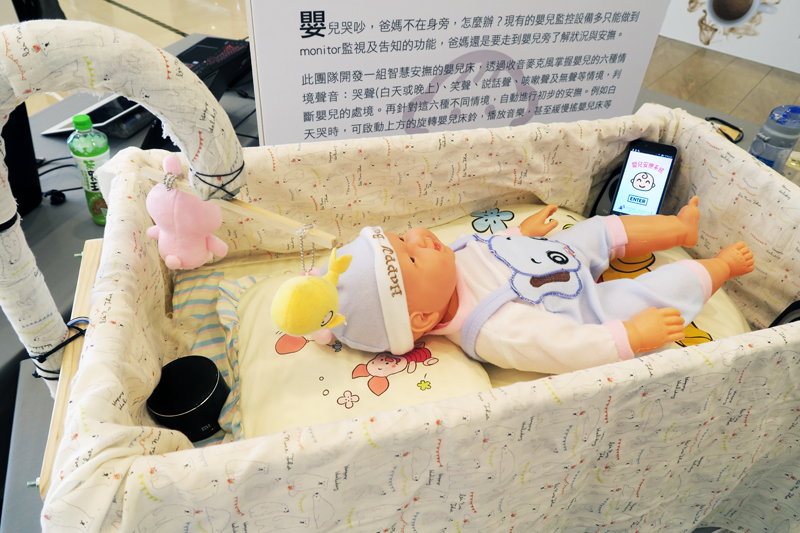 北科大團隊開發「智慧安撫嬰兒床」產品。(photo by 林亭妤/台灣醒報)