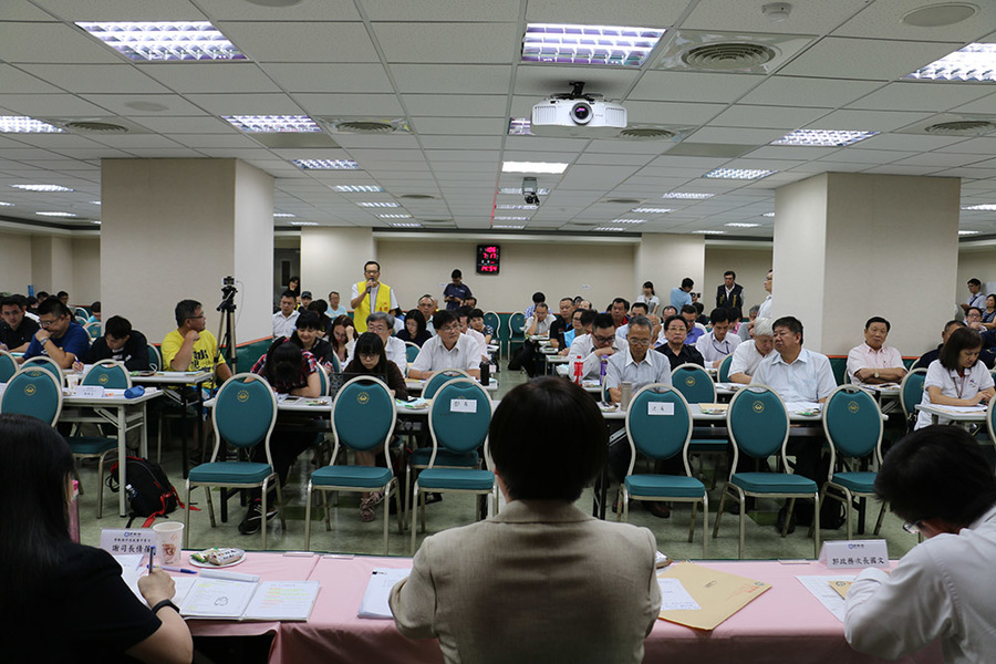 勞動部將舉辦5場公聽會,說明「一例一休」、「勞保年金改革」相關政策,但卻遭到工會代表群起炮轟。(photo by 鄭羿菲/台灣醒報)