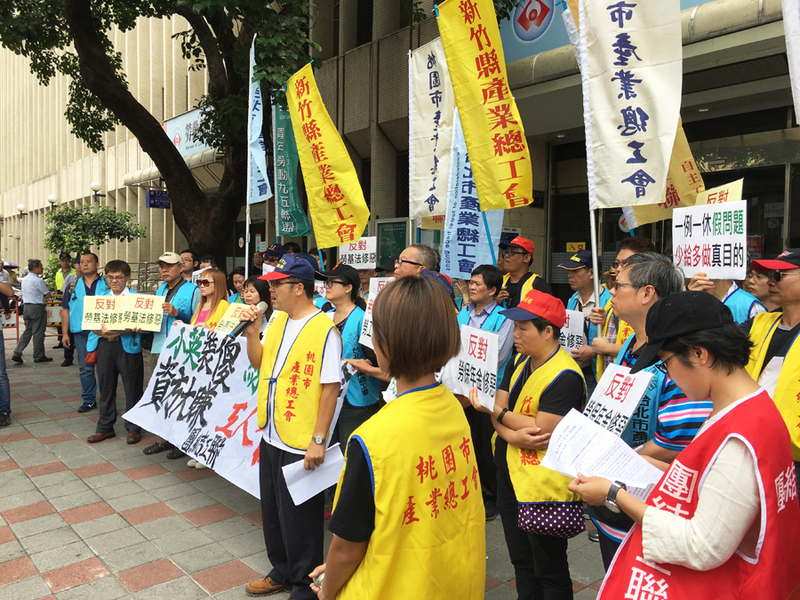 勞工團體反對政府改革勞保年金,批評政府官員強調的「基金永續」只是騙小孩的口號。(photo by 鄭羿菲/台灣醒報)