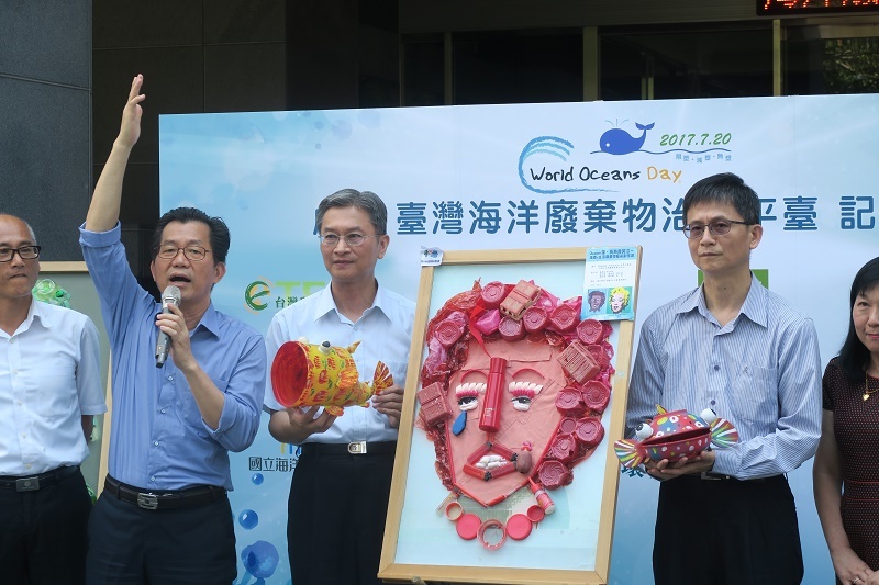 環保署搬出基隆女中學生利用海洋廢棄物製作的「哭泣的蒙娜麗莎」畫板。(photo by 林亭妤/台灣醒報)