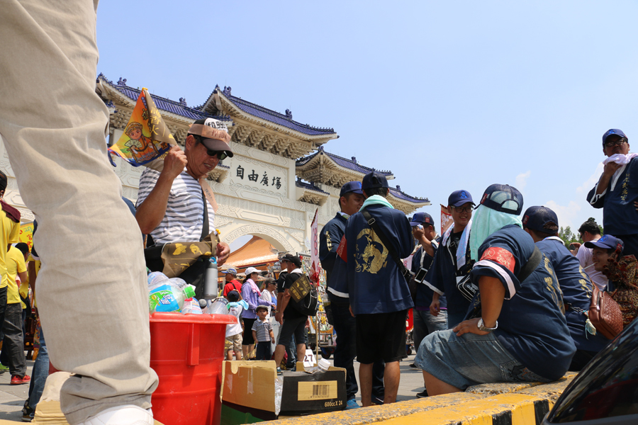 頂著烈日、超過37度高溫,全台百家宮廟發動到凱道「進香」抗議政府要滅香。(photo by 鄭羿菲/台灣醒報)