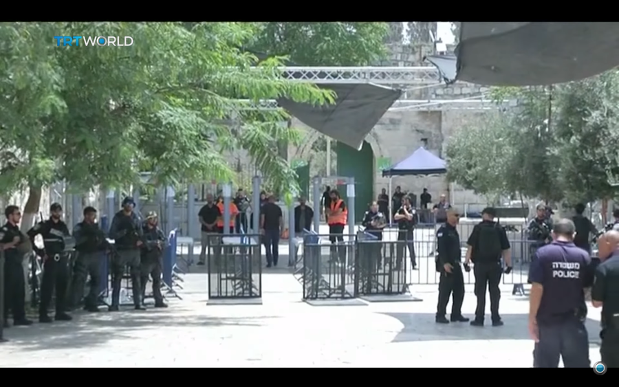 以色列在阿克薩清真寺外設立的安檢站。(Photo credit TRT World 影片截圖)