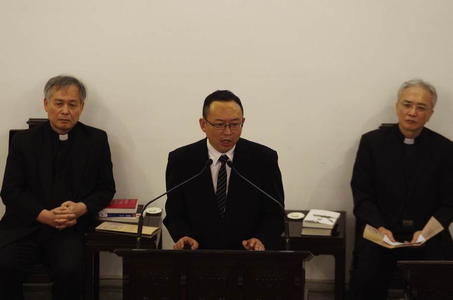中國異議份子劉曉波追思紀念會30日晚間在濟南路長老教會舉行,總統府秘書長吳釗燮特別出席活動,左起林芳仲牧師、余杰、黃春生牧師。(photo by 台灣醒報)
