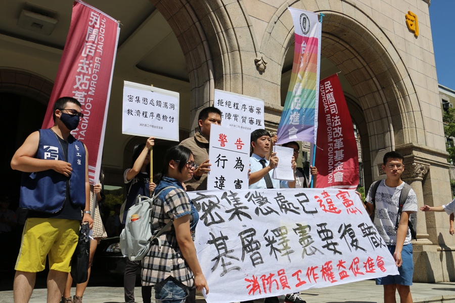 司改會等民間團體陪同遭免職的消防員徐國堯,向司法院提出釋憲,盼保障公務員行政救濟的權利。(photo by 鄭羿菲/台灣醒報)