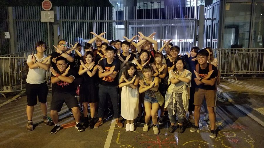 黃之鋒在集會後,跟學運戰友拍攝大合照,隨後將入獄。(photo by KM Chan)