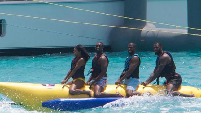 詹姆斯與他在NBA戰場的好友2015年夏天曾到巴哈馬海邊戲水。現在傳說,他還曾經在那趟旅程中如「海灘救護隊」一般救下溺水回不來的朋友。(photo by Youtube 截圖)
